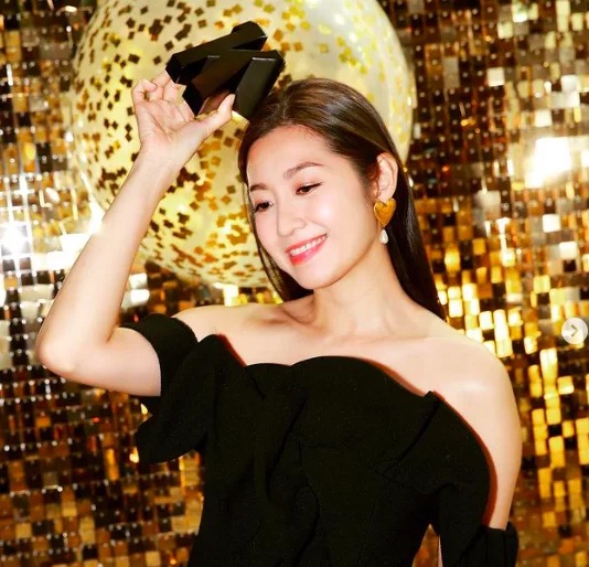 2 網民出土 19歲陳自瑤做展銷女郎超清純舊照.jpg