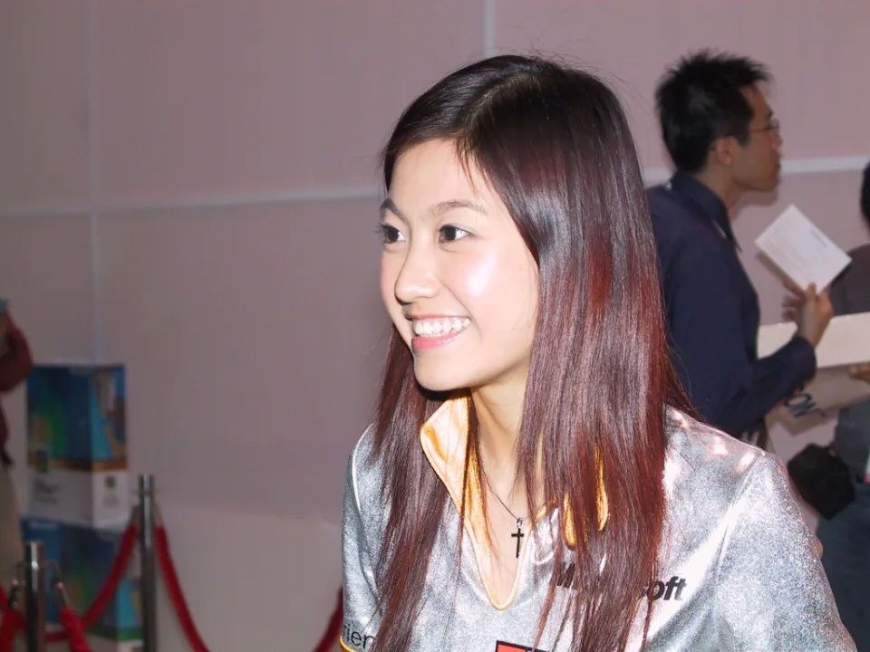 4 網民出土 19歲陳自瑤做展銷女郎超清純舊照.jpg