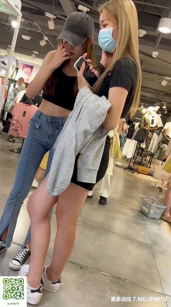 #KFC 极品身材小姐姐和闺蜜逛街短裙窄内骚气外漏 02.jpg