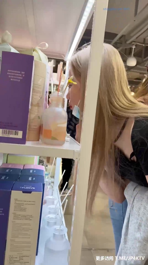 #KFC 极品身材小姐姐和闺蜜逛街短裙窄内骚气外漏 07.jpg