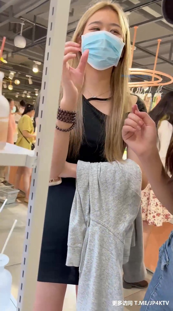 #KFC 极品身材小姐姐和闺蜜逛街短裙窄内骚气外漏 09.jpg