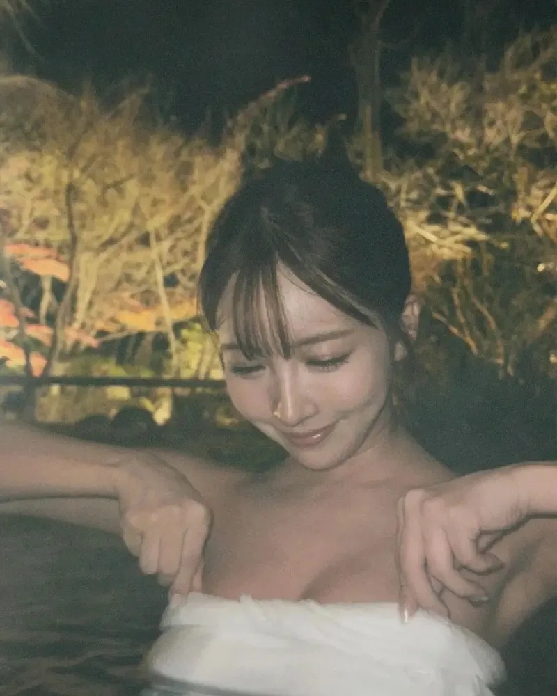 4 三上悠亞拉著浴巾，擔心好身材突然走光。.jpg