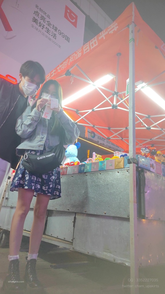 【XLBCD】217蓝色碎花裙眼睛小姐姐，粉色可爱内内 01.jpg