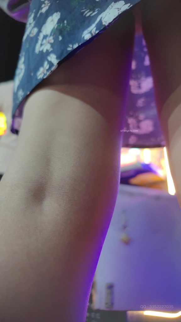 【XLBCD】217蓝色碎花裙眼睛小姐姐，粉色可爱内内 11.jpg