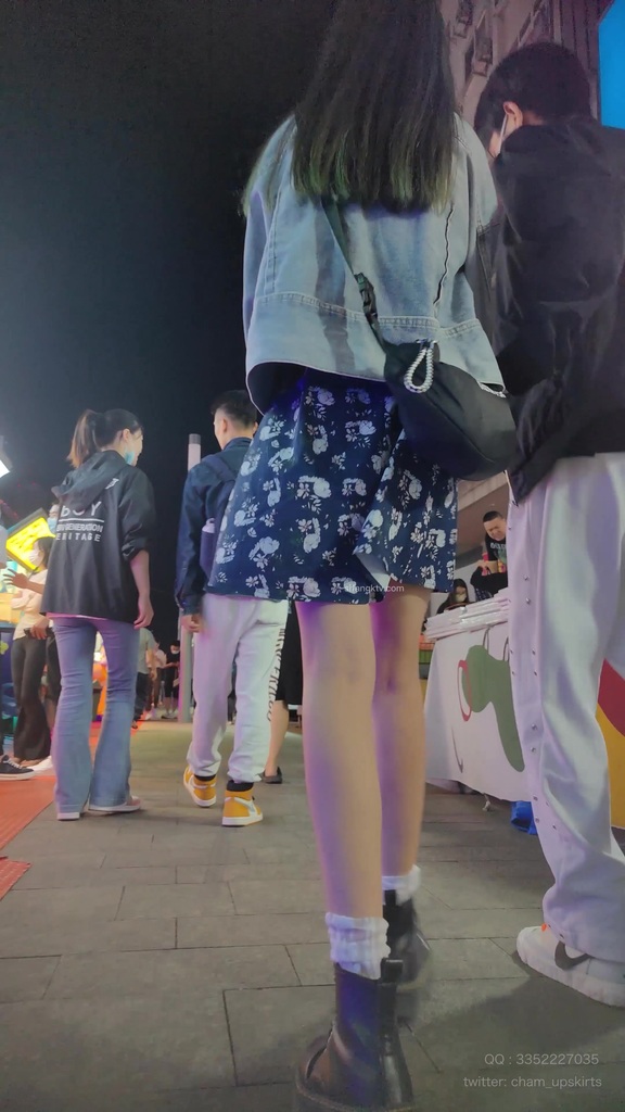 【XLBCD】217蓝色碎花裙眼睛小姐姐，粉色可爱内内 26.jpg