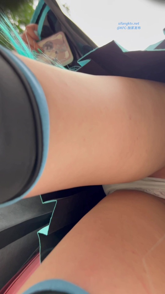 短裙coser靓女。白色窄内漏出几根毛.近距离超清CD 112.jpg