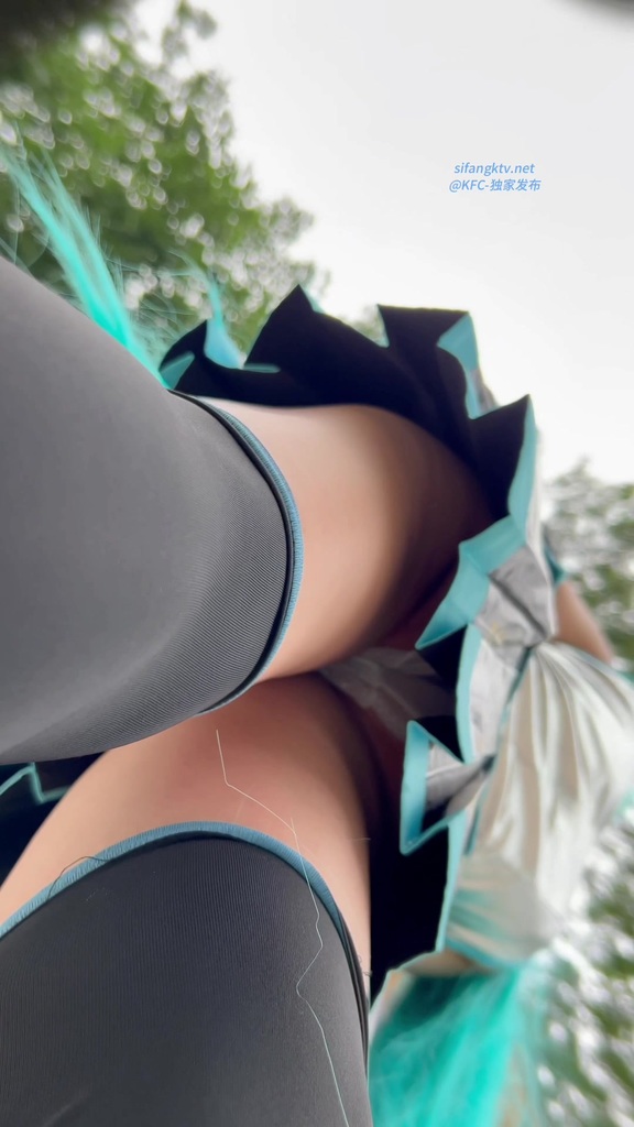 短裙coser靓女。白色窄内漏出几根毛.近距离超清CD 115.jpg