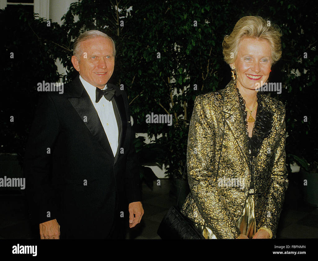 washington-dc-usa-6th-december-1992-frank-borman-and-wife-susan-arrive-FBFNMN.jpg