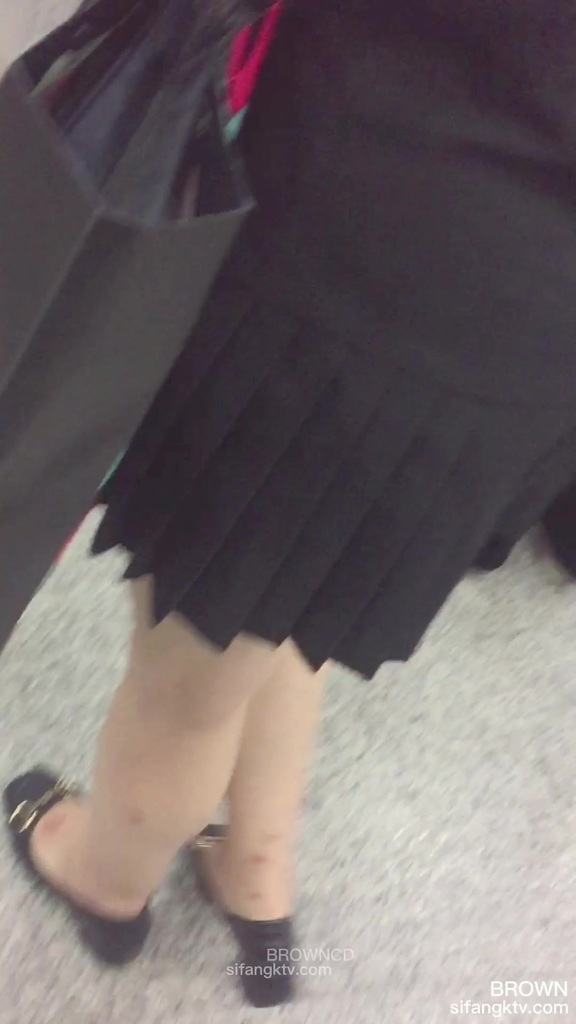 地铁尾行短裙美女黑裙小白内 006.jpg