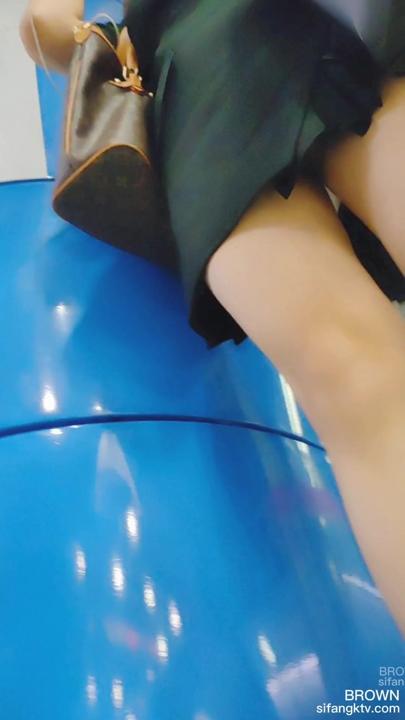 地铁尾行短裙美女黑裙小白内 018.jpg