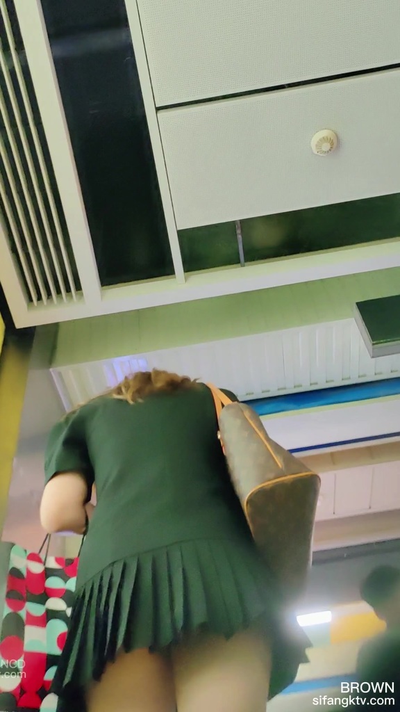 地铁尾行短裙美女黑裙小白内 109.jpg