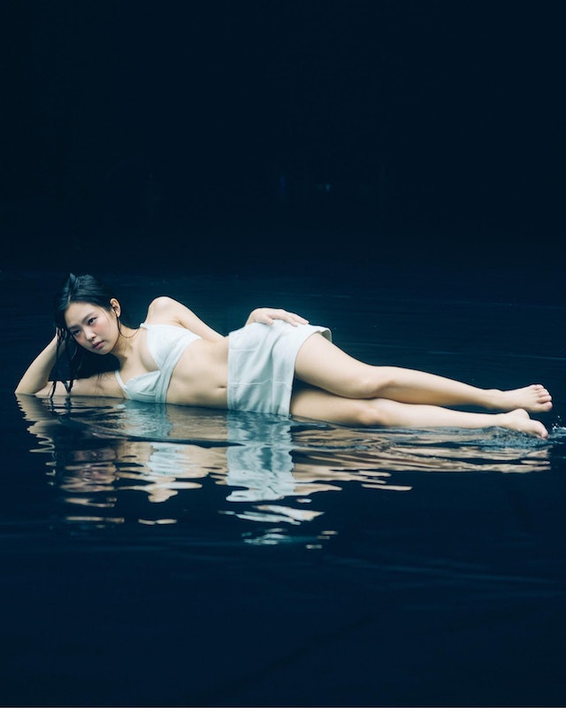 BLACKPINK-Jennie新一輯水上濕髮拍CK內衣廣告3.jpg