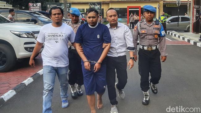 toto-toyiban-alias-bucek-36-saat-diamankan-polisi-di-mapolresta-bandung-1_169.jpeg
