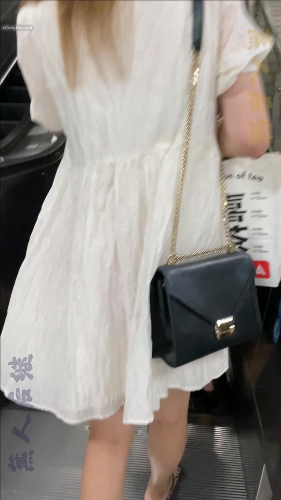 这大红内裤，鸡巴插入这肥臀肯定特舒服 03.jpg