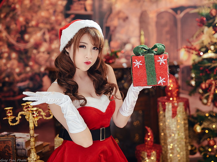 christmas-cute-girl-gift-wallpaper-preview.jpg