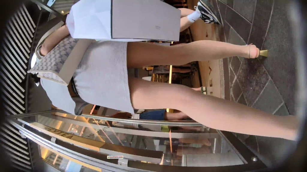 名门夜宴CD系列商圈尾随各种打扮前卫性感美女偷拍裙底风光强行拍摄和男友看电影美女的透明骚丁 255.jpg.jpg