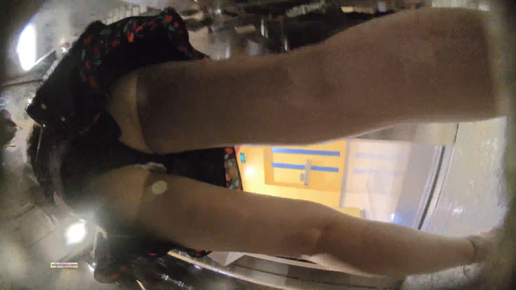 名门夜宴CD系列商圈尾随各种打扮前卫性感美女偷拍裙底风光强行拍摄和男友看电影美女的透明骚丁 461.jpg.jpg