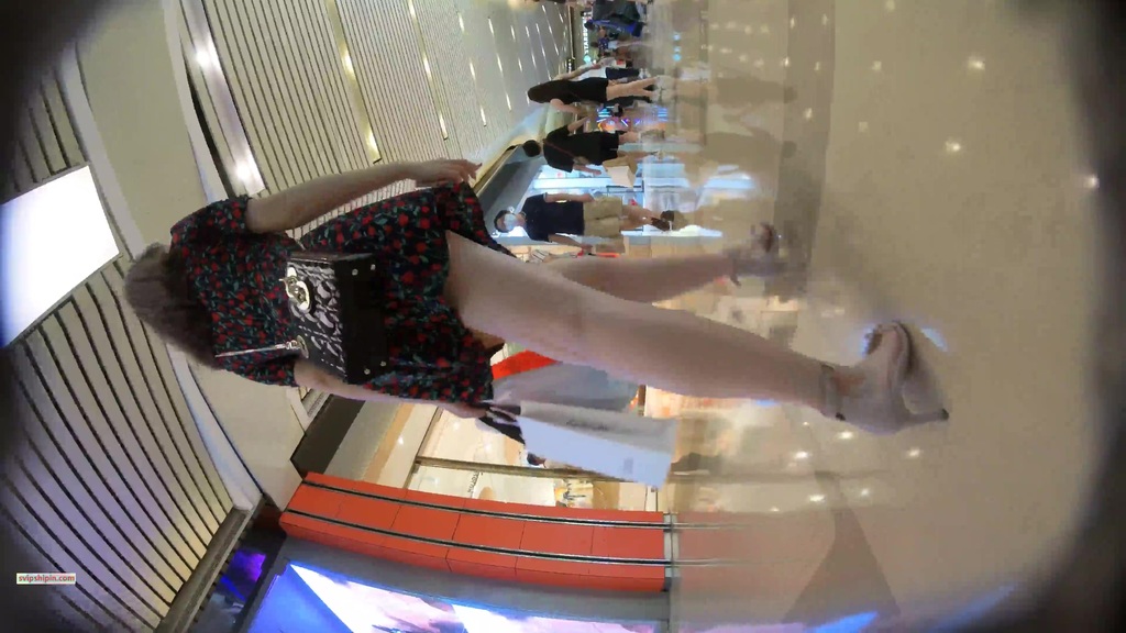 名门夜宴CD系列商圈尾随各种打扮前卫性感美女偷拍裙底风光强行拍摄和男友看电影美女的透明骚丁 503.jpg.jpg