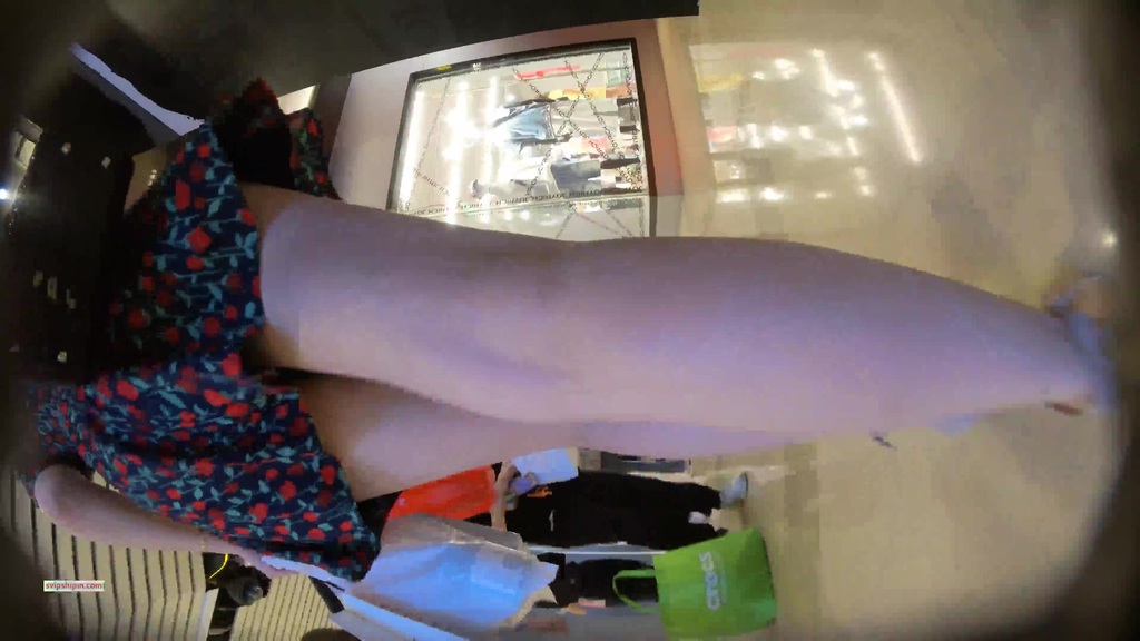 名门夜宴CD系列商圈尾随各种打扮前卫性感美女偷拍裙底风光强行拍摄和男友看电影美女的透明骚丁 525.jpg.jpg