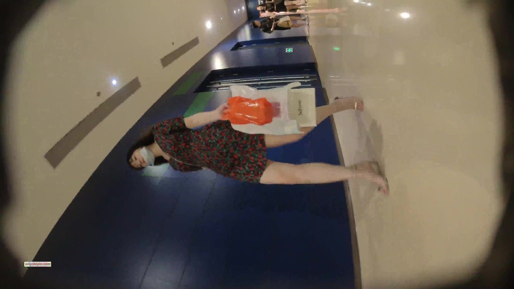 名门夜宴CD系列商圈尾随各种打扮前卫性感美女偷拍裙底风光强行拍摄和男友看电影美女的透明骚丁 533.jpg.jpg