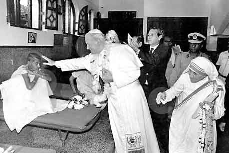教宗若望保祿二世一九八六年到訪仁愛之家，獲德蘭修女（右）接待，教宗與修女一起探訪仁愛會服務的居民 ... ...