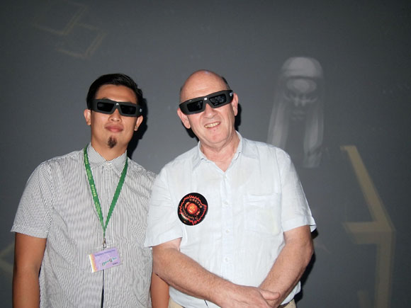 建造今次 3D 鬼屋的黑紗製作吳家耀先生（左）及城大創意媒體學院院長邵志飛教授（右）.jpg