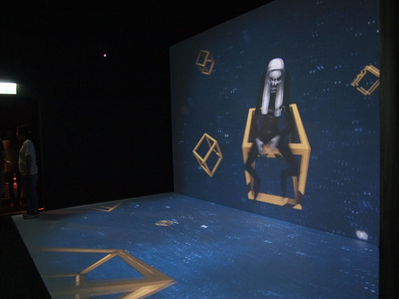 相片中最左方（即房間中央最後方）的金色框框內的位置，就是欣賞這套 3D 鬼片的「皇帝位」。 ... ...