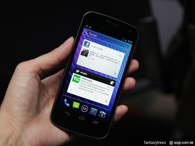1.GALAXY Nexus 正面設計相當簡潔，有如 Google Nexus S 放大版本.JPG