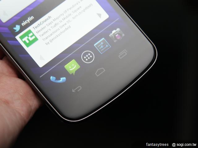 3.採用最新版本的 Android 4.0（Ice Cream Sandwich）作業系統，並沒有實體按鍵的配置.jpg