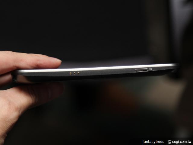 6.機身右側搭載的是 電源鍵 ( 按鍵鎖)，一旁金屬接點可提供連接底座使用.JPG.jpg