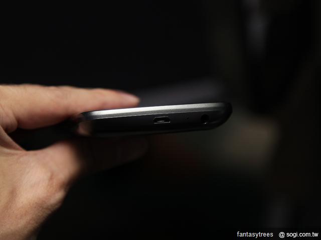 7.機身底部則由左至右，分別是microUSB、麥克風收音孔及 3.5mm 耳機插孔.JPG.jpg