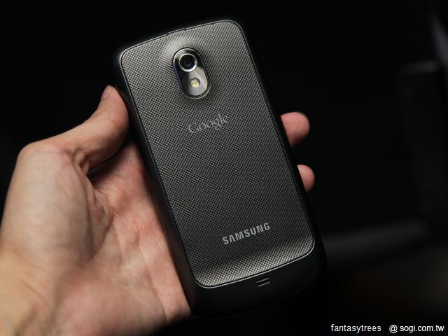 8.機身背面融合了 Google Nexus S 與 SAMSUNG GALAXY S II 的元素，並可透過 Android .jpg