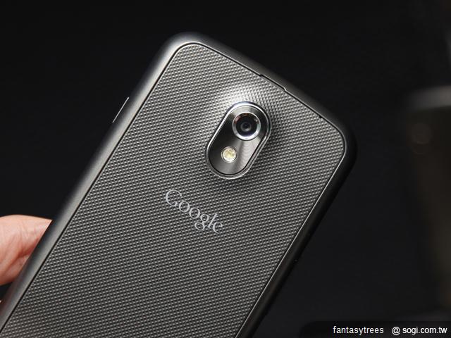 10.500 萬畫素相機鏡頭，能用以攝錄 1080P Full HD 高畫質影片.JPG