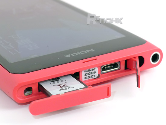 7.機頂除了有耳筒插口外，還收藏了 SIM Slot 及 microUSB 充電插口.jpg