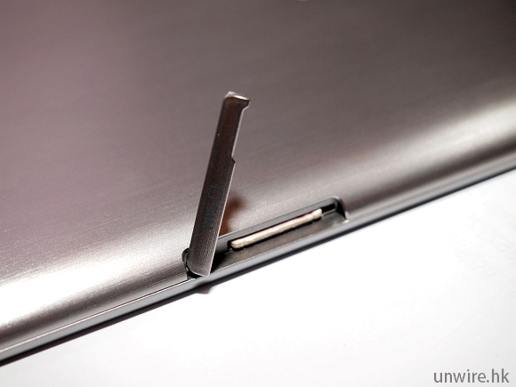 16.有 3G   Wi-Fi 及純 Wi-Fi 兩種版本，而前者的 SIM 卡插槽位於 microSD 記憶卡同一.jpg