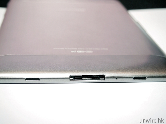 17.機身底部設有喇叭，以及專用 USB 插槽.jpg