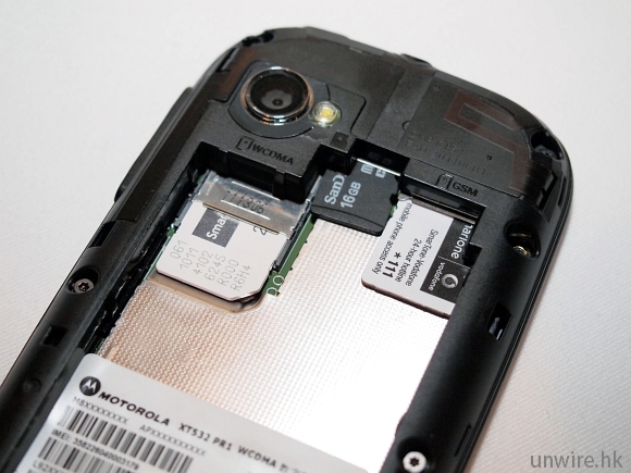 2.左方插入本港的 WCDMA 3G SIM 卡，右方是插入內地 GSM SIM 卡。中間位置是 microSD .jpg