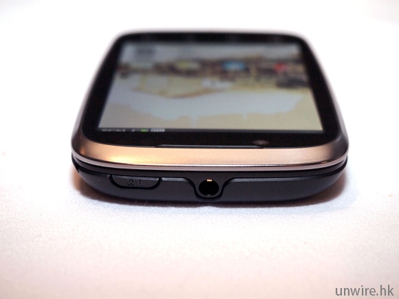 6.機頂設有屏幕開關鍵及 3.5mm 耳機插孔.jpg