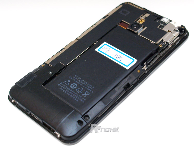 10.打開背蓋就能夠見到一大塊不能自行更換的 1600mAh 鋰電池.jpg