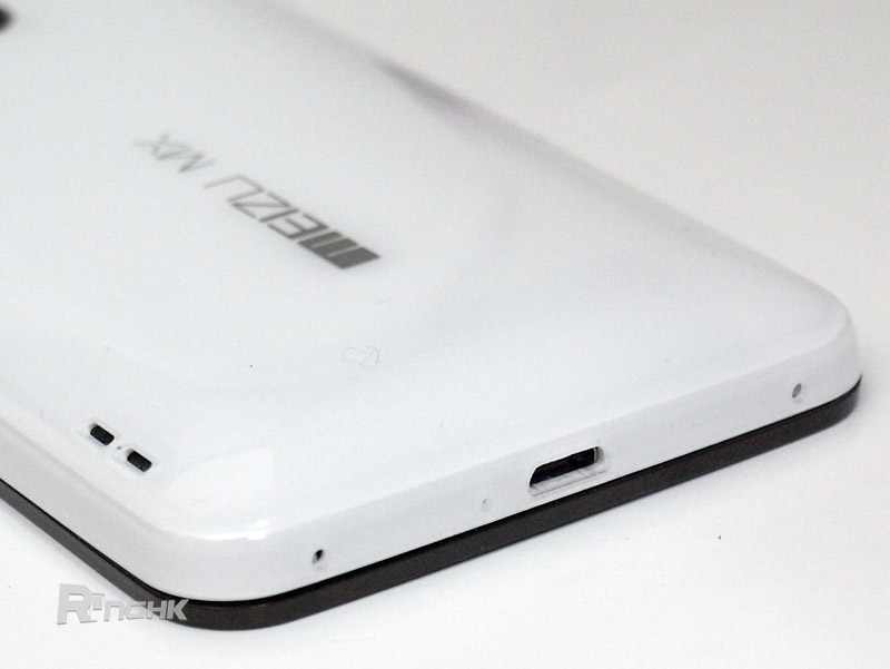 12.microUSB以及第一、二個收音咪都分別設於手機的 底部.jpg