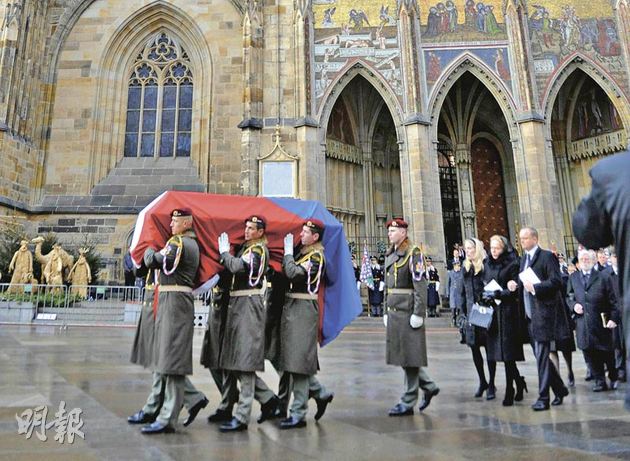 士兵抬著哈維爾的靈柩，離開布拉格聖維托斯教堂.jpg