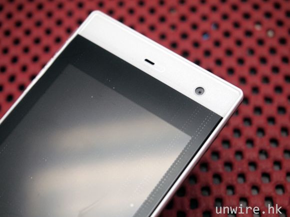 2.機身頂部設有 43 萬像素前置視像鏡頭.jpg