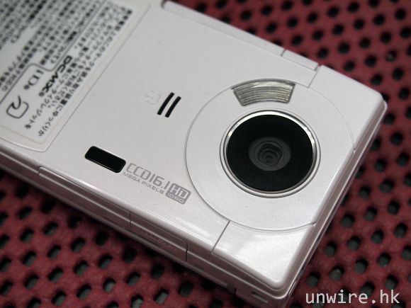 3.機背上方搭載 1610 萬像素的高質鏡頭及 LED 閃光燈.jpg