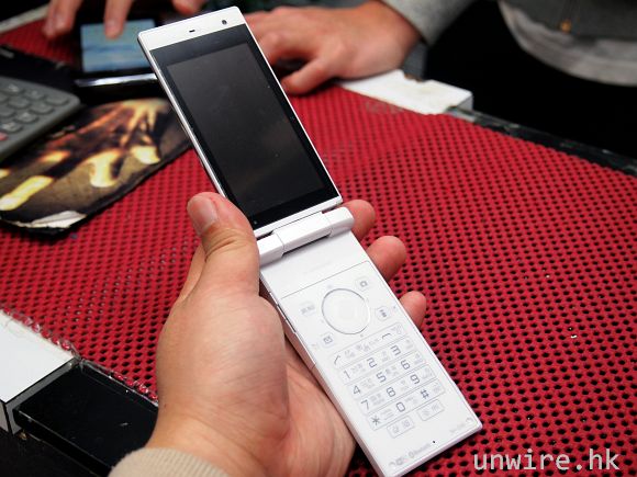 3a.打開機身可見 3.4 吋的屏幕以及傳統數字鍵盤.jpg