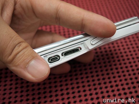 3c.機身旁邊的防水膠蓋下設置充電插頭以及 MicroUSB 插頭.jpg