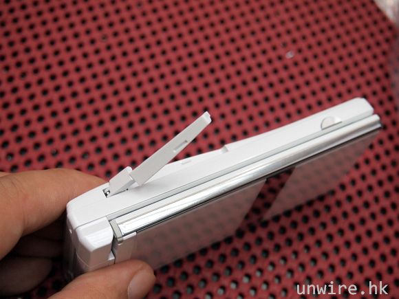 3g.日系機必備的 1 seg 天線，但只限在日本本土收看電視.jpg