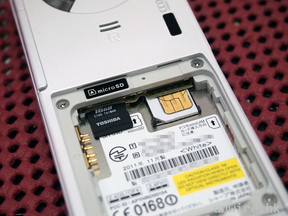 3i.需要拆除電池才可更換 SIM 卡及 microSD 記憶卡。採用的是micro SIM 卡.jpg.jpg