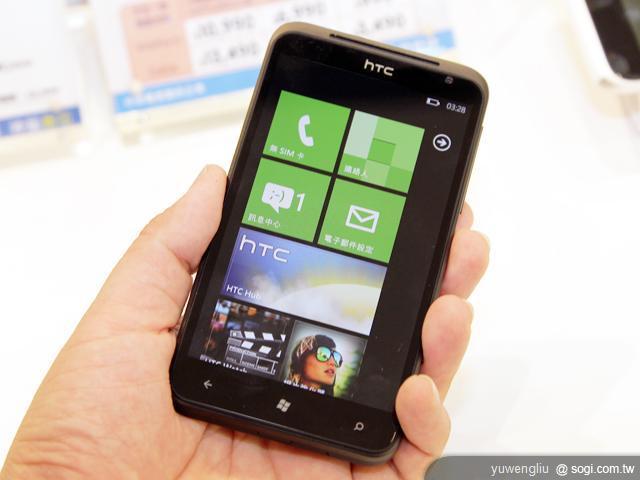 2.機身尺寸為 131.5 x 70.7 x 9.9mm，手小的人可能無法順利單手操作.JPG