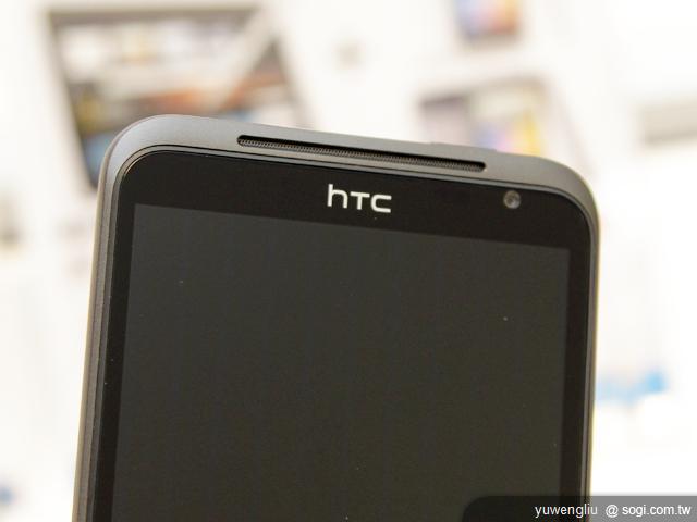 3.螢幕上方除了長條狀的聽筒，還配有 130 萬畫素前置鏡頭.JPG