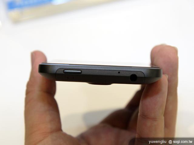 5.頂部為電源,螢幕鎖以及 3.5mm 耳機孔，中央偏右的小孔為降噪用的第二麥克風.JPG.jpg